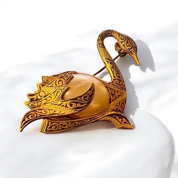 Jewelry - Vintage Faux Pearl Swan Brooch